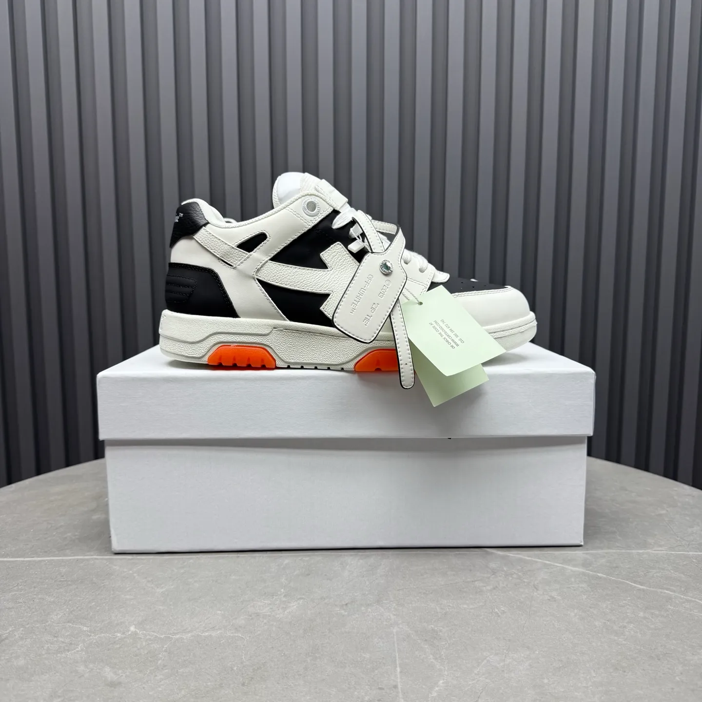 【off- white】P: 620💰Couple model👫, Size: 35-44 (Customized for men 38.45.46) High-quality version👊 "Out of office" series original molding, original lasting, production process 1:1 Original ➰OFF GRAY WHITE OW ➰ First-layer cowhide Imported skin-friendly and environmentally friendly polyester mesh Original molding high elastic and environmentally friendly molding pad Made with the original lasting process. The original molded rubber outsole (never yellows and deforms) has a super correct shape, bright color and strong three-dimensional effect👍. Packaging💯Full set of packaging synchronized with the official website (branded paper, certificate of quality, branded cloth bag)
